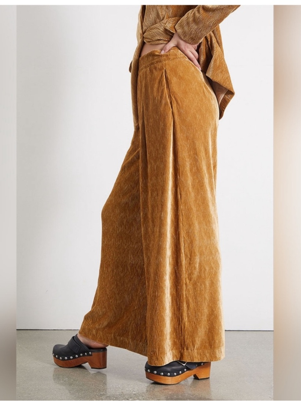 MINKPINK Arianna Gold Crushed Velvet Textured Pants NWT Medium